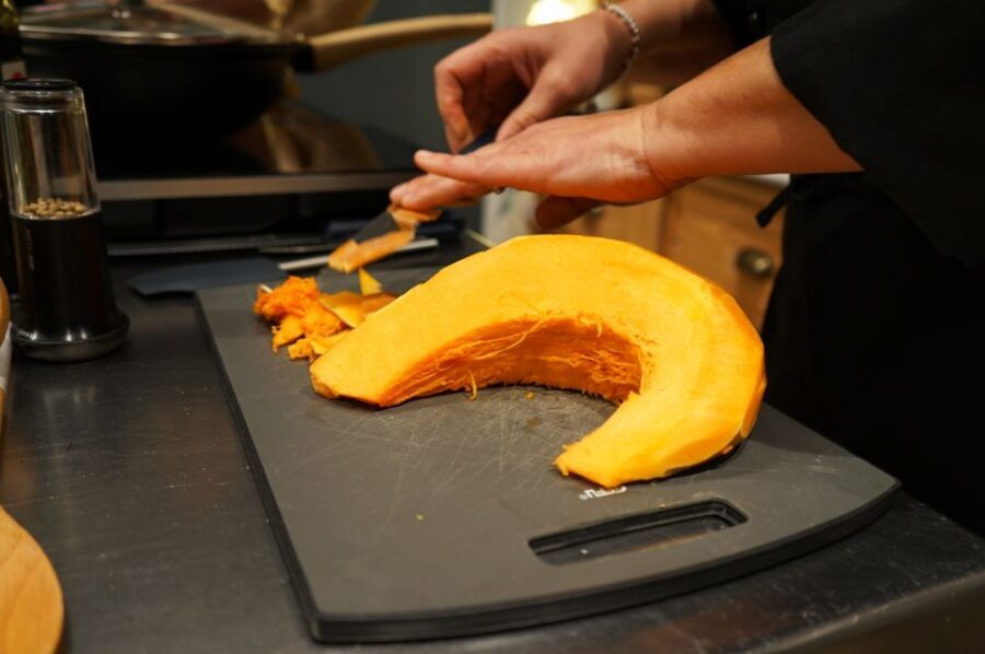 Discover the old market and make fresh pasta - The cooking lesson in a Venetian-style space with castle views