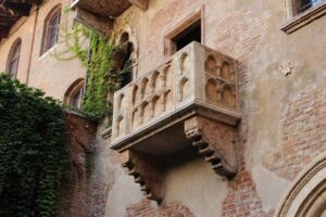 From Venice: Private Tour of Verona - Meeting inside Stazione Venezia Santa Lucia in Venice