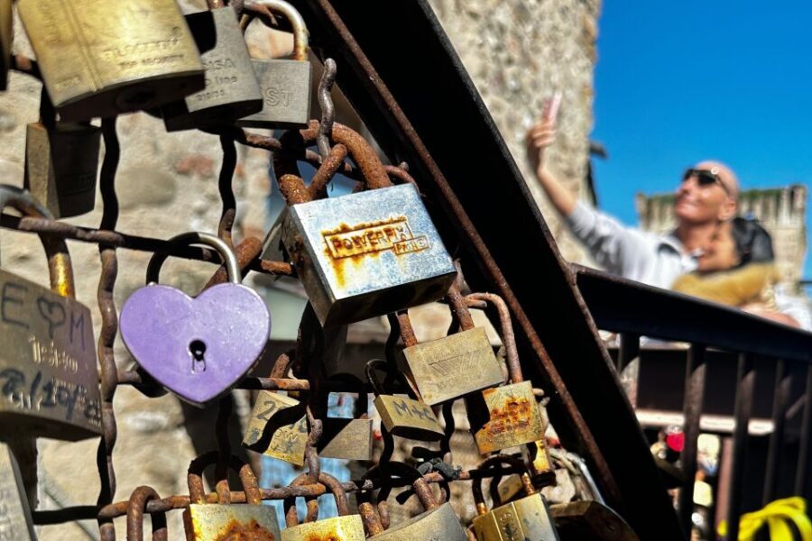 From Verona: Day tour to Lake Garda, Sirmione and Borghetto - The guided walk in Sirmione: castle arch, viewpoints, and local context