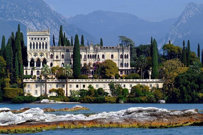 Lake Garda Tour aboard a Venetian Taxiboat - Punta San Vigilio and Villa Guarienti: first impressions from the water