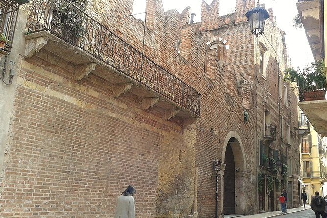 Passionate Verona: Living Romeo and Juliet's Story - Piazza delle Erbe: where the story gains human scale