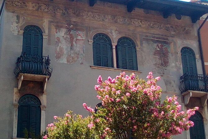 Passionate Verona: Living Romeo and Juliet's Story - Cortile Mercato Vecchio e Scala della Ragione: power, banishment, and dates