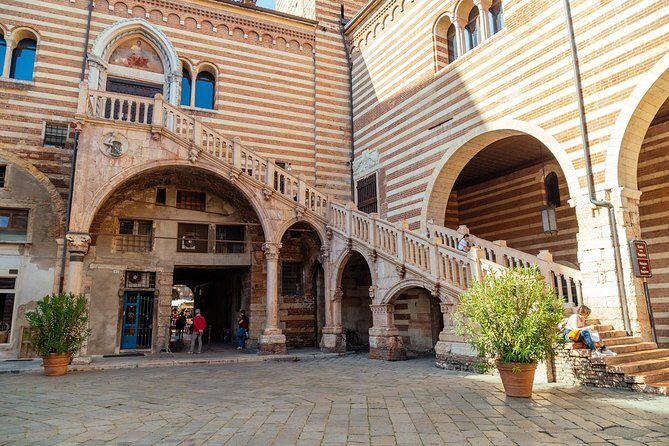 PRIVATE TOUR of Verona: Highlights & Hidden Gems With Locals & Snack Included - Meeting at P.za Bra and how the 2.5-hour pace usually works
