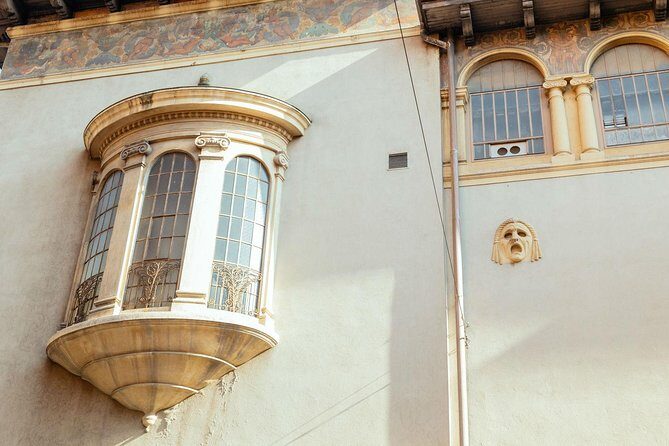 PRIVATE TOUR of Verona: Highlights & Hidden Gems With Locals & Snack Included - Local guides and the way they tailor your Verona story