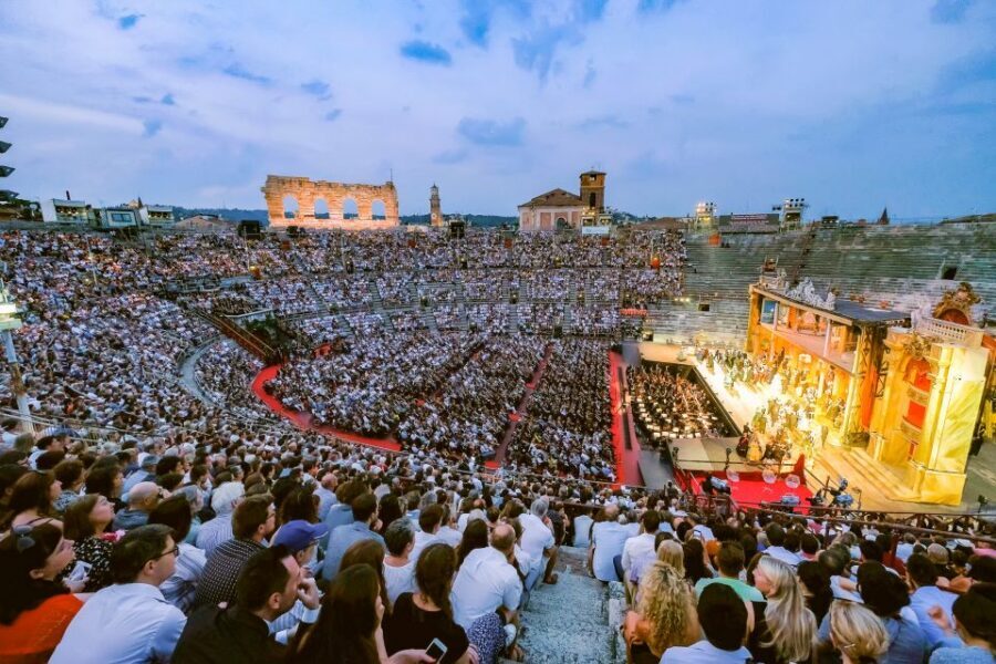 Verona: Arena di Verona Opera Ticket - The one-hour Verona walking tour option: what it gives you before the show