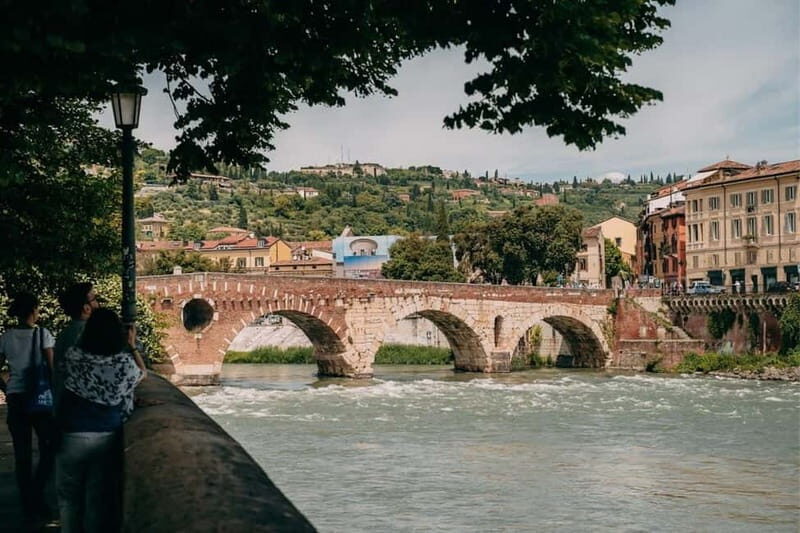 Verona: Classic and Hidden Gems Bike Tour - Romeo and Juliet at Capuleti’s yard: a quick stop that adds meaning