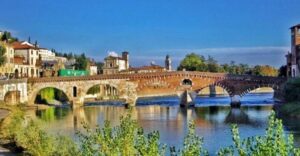 Verona: Highlights and Hidden Gems Walking Tour - Piazza Bra to the Arena: First Impressions That Actually Matter