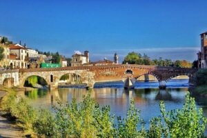Verona Highlights & Hidden Gems Walking Tour - Meeting Point and Pace: What Two Hours Really Means