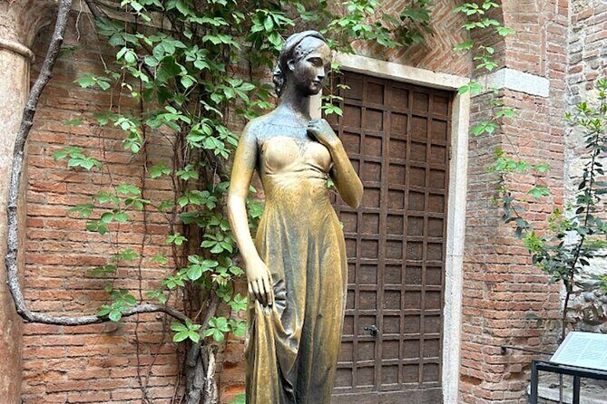 Verona: Juliet’s House Fast-Track Entry Ticket & Audio Guide - Entering Casa di Giulietta: balcony, courtyard, and 4 floors of stairs