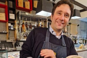 Verona: Pasta and Tiramisu Cooking Class With Free Flowing Wine - Meeting point and the welcome Prosecco moment